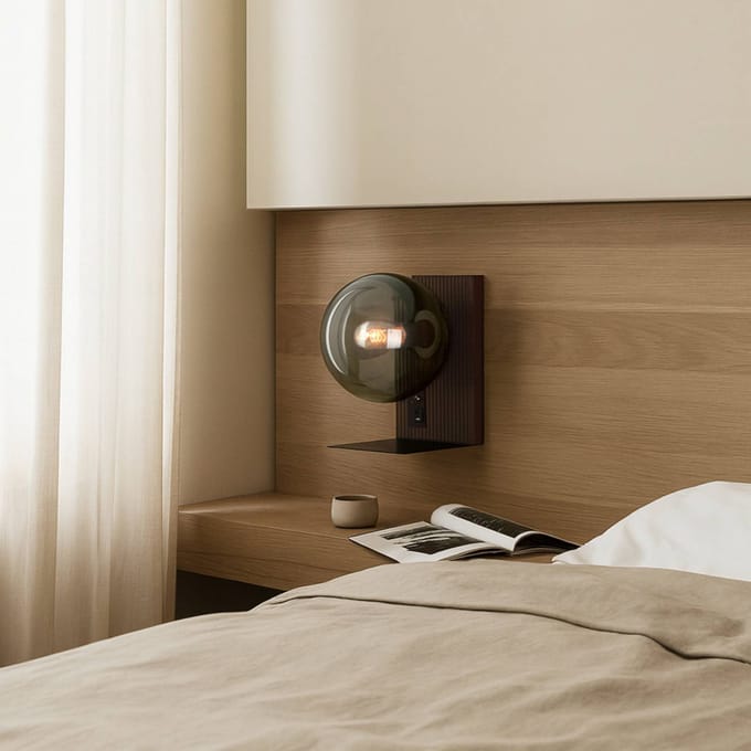 Lucande wandlamp Veloura, hoogte 30 cm, glas, hout, USB