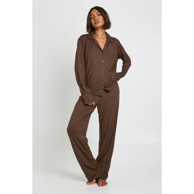 boohoo Dames Lang Soft Touch pyjama set met overhemd met knoopsluiting en broek | Chocoladebruin | Maat: 36