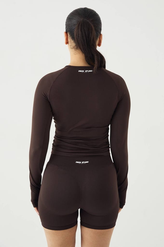 Dames DSGN Studio Sport Ultra Contour Naadloze Gerimpelde Lange Mouw Top | Coffee Bean | Maat: Medium