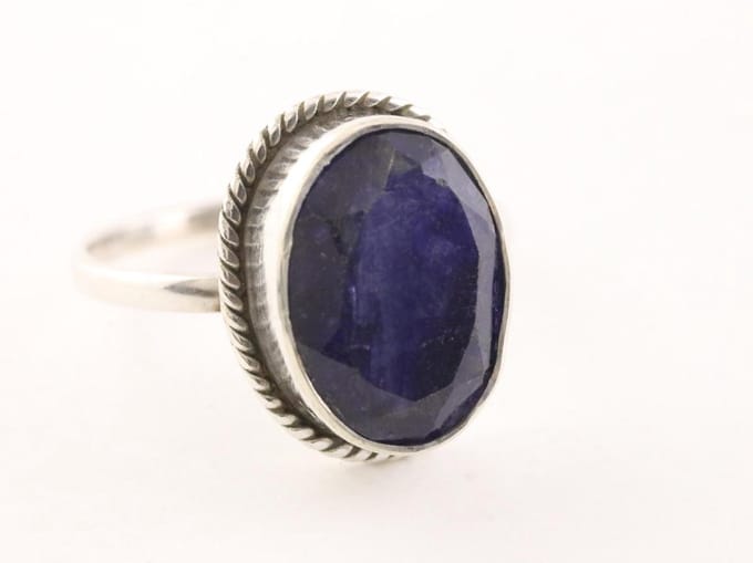 Bewerkte zilveren ring met blauwe saffier - maat 18