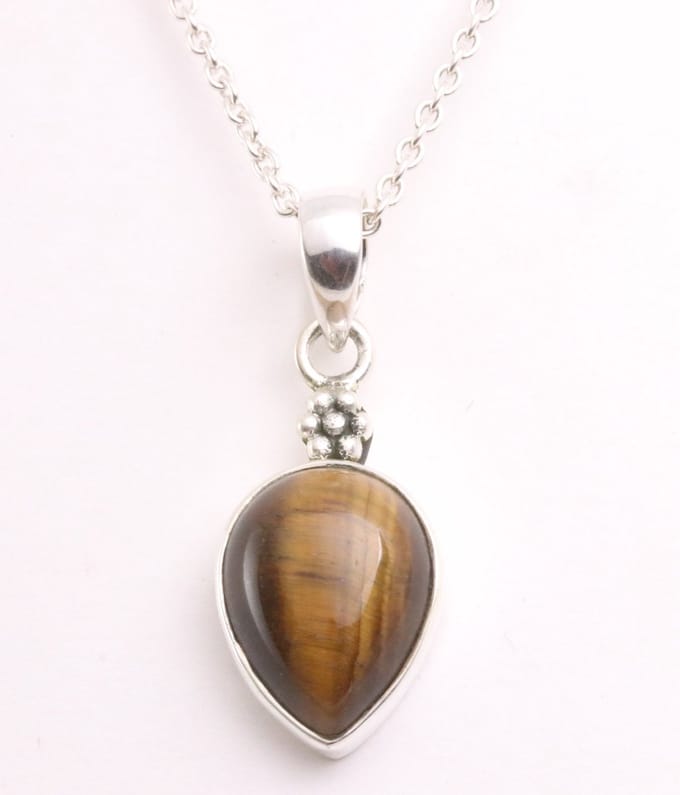 Bewerkte zilveren hanger met tijgeroog aan ketting