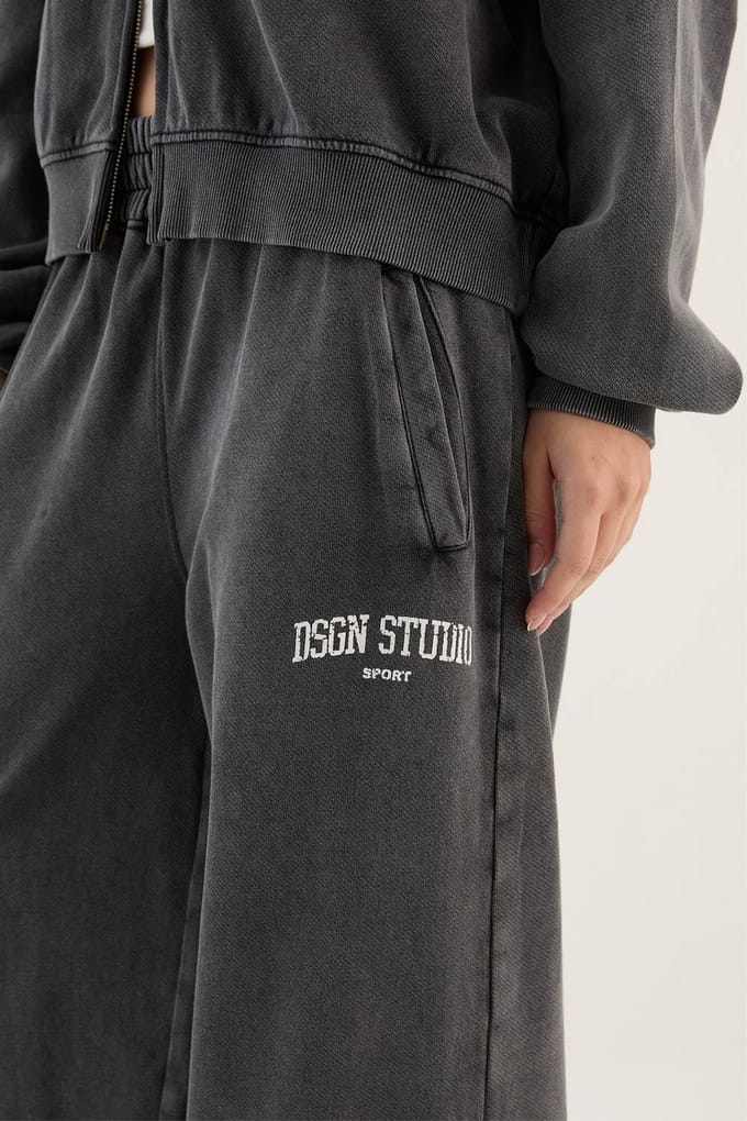 Dames Dsgn Studio Collegiaal Bedrukte Rechte Pijp Joggingbroek | Houtskool | Maat: Medium