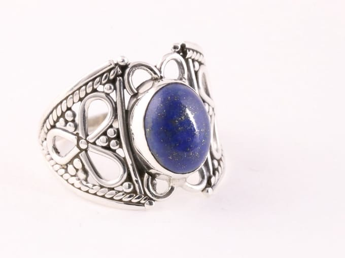 Opengewerkte zilveren ring met lapis lazuli - maat 20