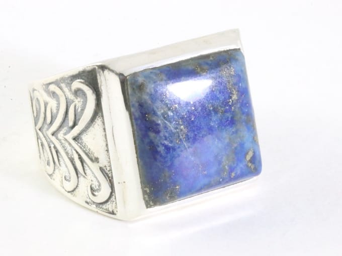 Zware bewerkte zilveren ring met lapis lazuli - maat 20