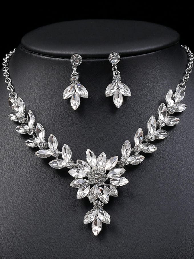 Ensemble de bijoux pour femmes à la mode 3 pièces avec collier de fleurs contrastées en cristal, boucles d'oreilles et accessoires de robe de soirée 45cm gray