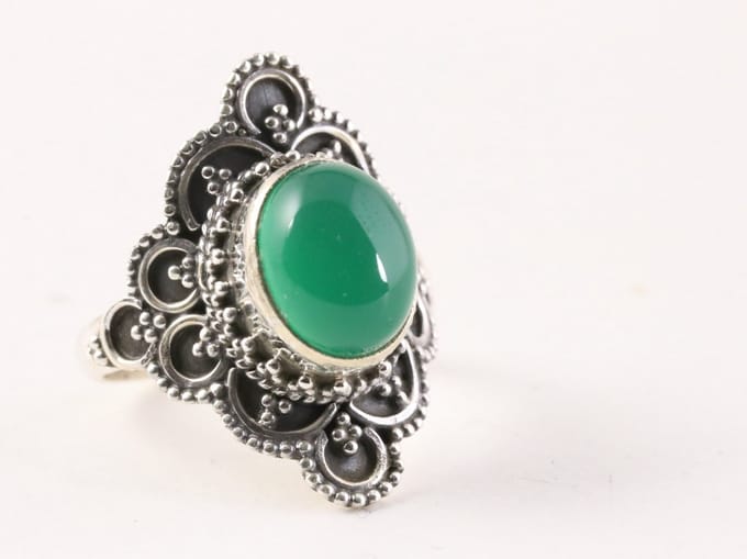 Bewerkte zilveren ring met groene onyx - maat 16.5