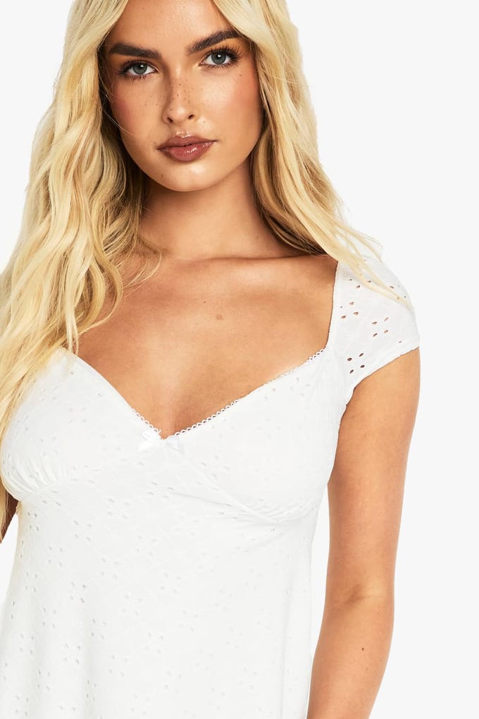 boohoo Dames Broderie Cap-mouw Geraffineerde Jurk | Wit | Maat: 40