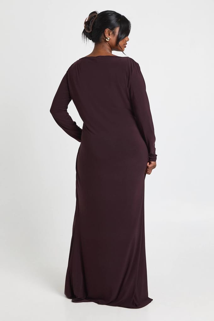 boohoo Dames Plus Slinky Gerimpelde Detail Maxi Jurk | Chocoladebruin | Maat: 44