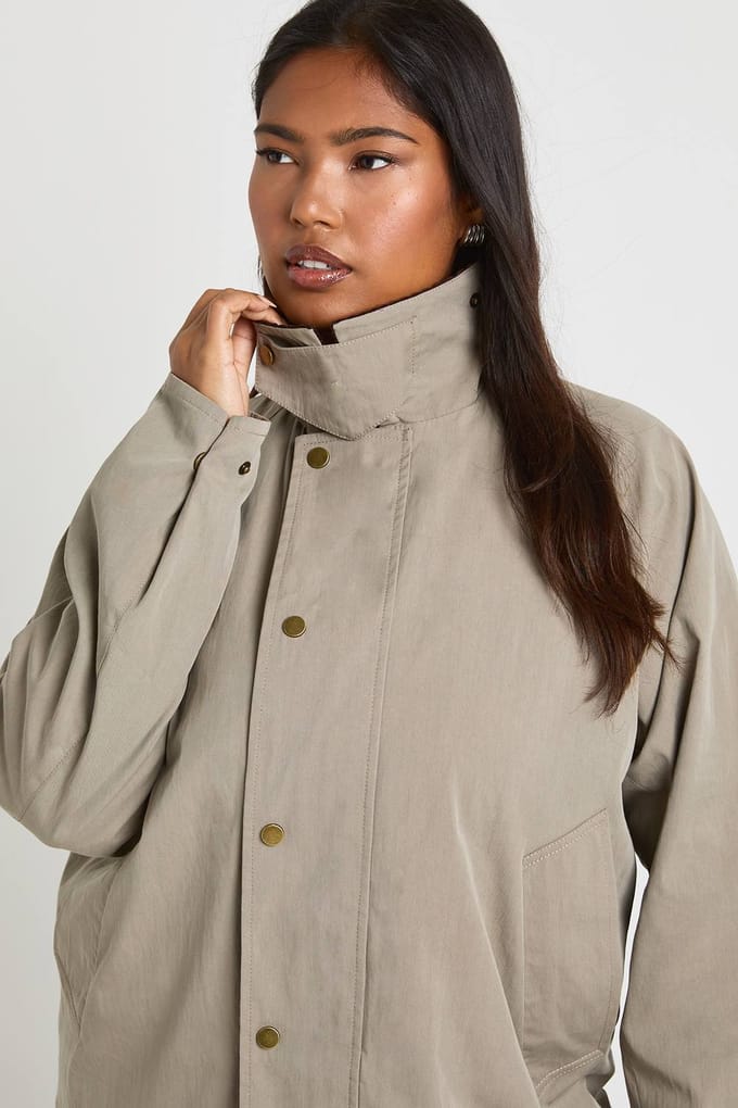 boohoo Dames Plus Cordkraag Schuurjasje | Kaki | Maat: 48
