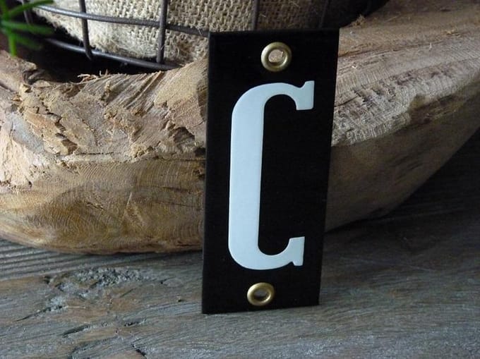 Emaille huisnummer 10x4 zwart/wit letter C