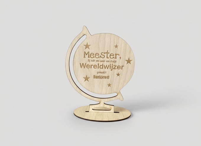 Meester cadeau - geschenk einde schooljaar - Houten bord meester wereldwijzer - 18 cm hoog - te personaliseren met naam