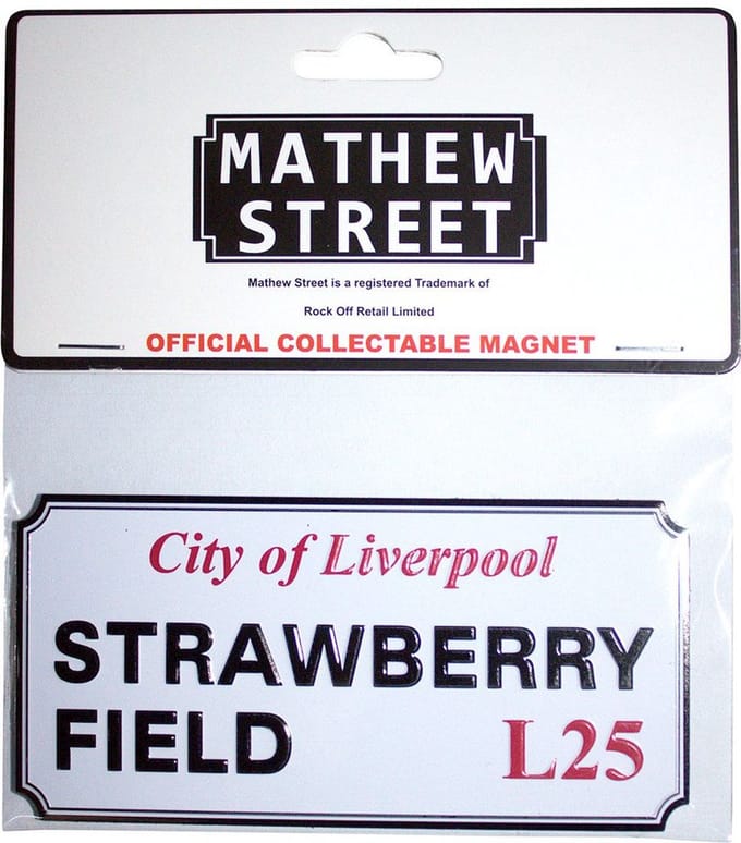 - Strawberry Field Liverpool Sign Embossed Koelkastmagneet - Wit
