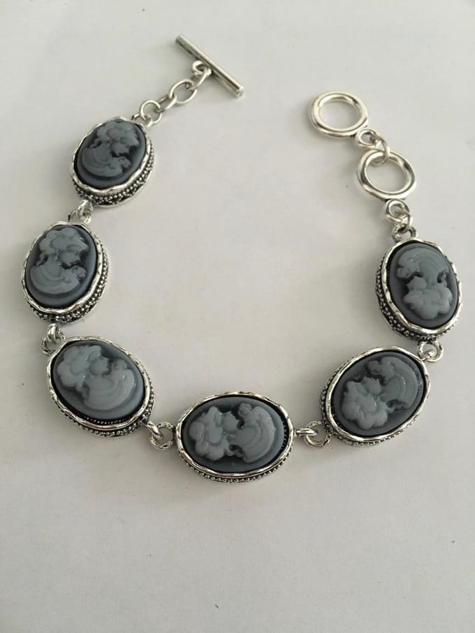 Petra’s Sieradenwereld - Armband zilverkleurig camee