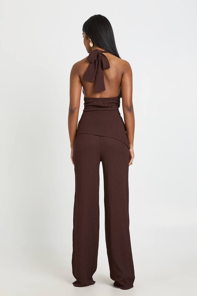 boohoo Dames Gestructureerde Jumpsuit Met Waterval Halslijn En Dubbele Laag | Chocoladebruin | Maat: 36