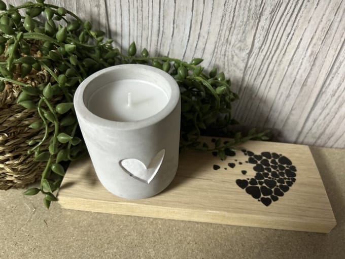Creaties van Hier – Cement Candle Hartje met houten plankje - 8 cm – Cement – Kaars