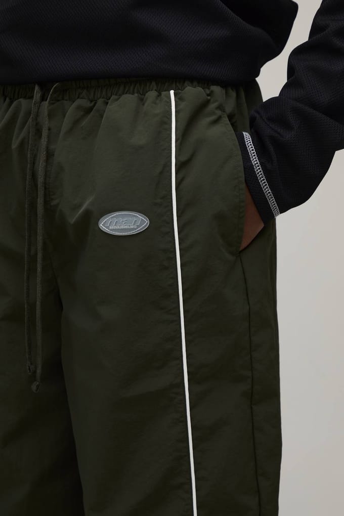 Relaxed Fit Nylon Broek Met Elastische Voorkant Binding En Trekkoord Zoom | Khaki | Size Medium