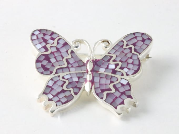 Zilveren vlinder broche met paarse parelmoer