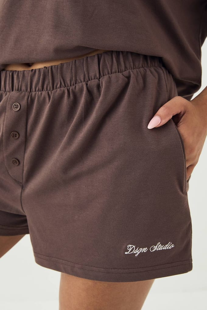Dames Dsgn Studio Lounge Henley Knoop Superzachte Short | Mokka | Maat: 3XL