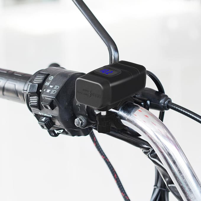 Motor USB-oplader Supersnelle oplader QC3.0 Dubbele USB-poort met voltmeter AAN/UIT-schakelaar rood