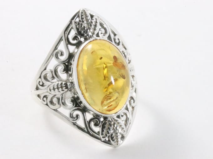 Opengewerkte zilveren ring met amber - maat 19