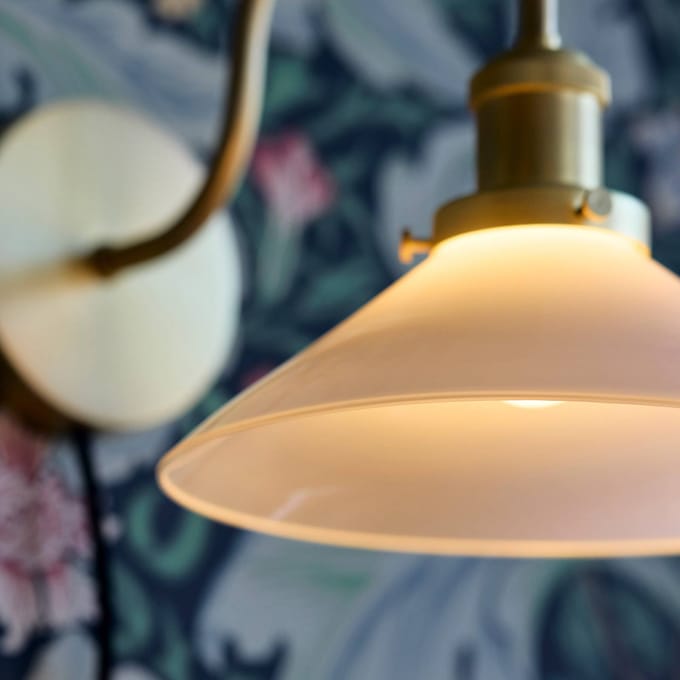 PR Home Wandlamp Axel, messingkleurig, kap van opaalglas