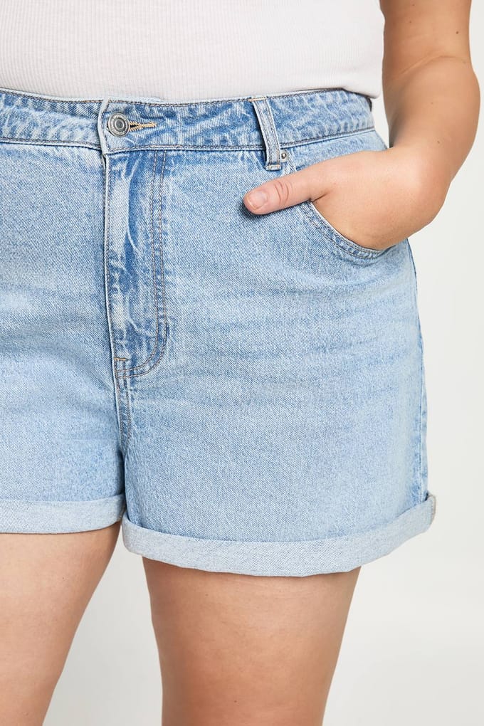 boohoo Dames Plus Denim Momshorts | Licht Gebleekt | Maat: 48