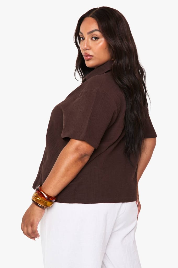 boohoo Dames Plus Cheesecloth Kortmouwen Overhemd | Chocoladebruin | Maat: 44