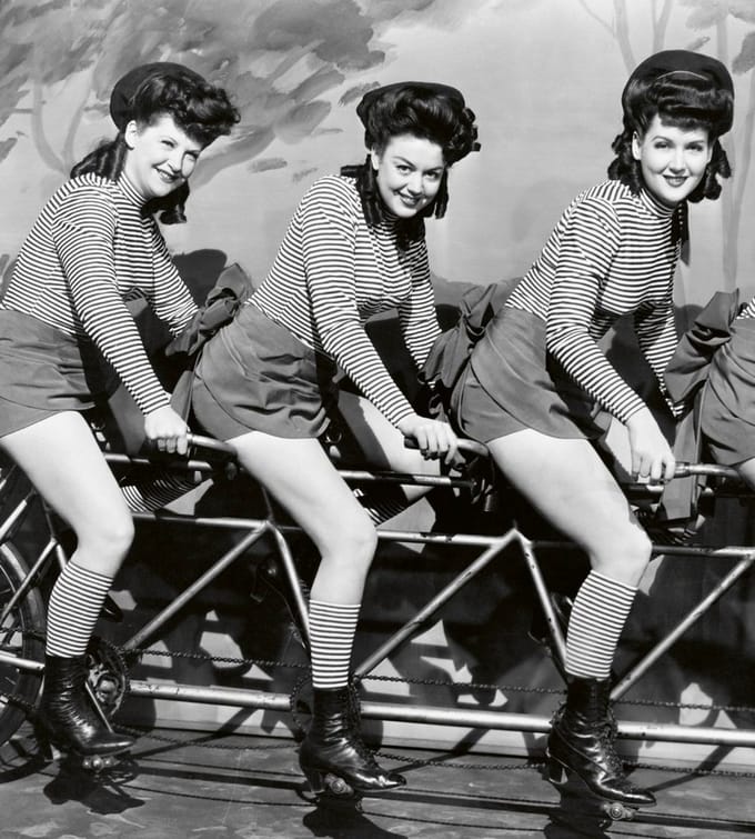 Fotobehang - Women on Bicycle 225x250cm - Vliesbehang