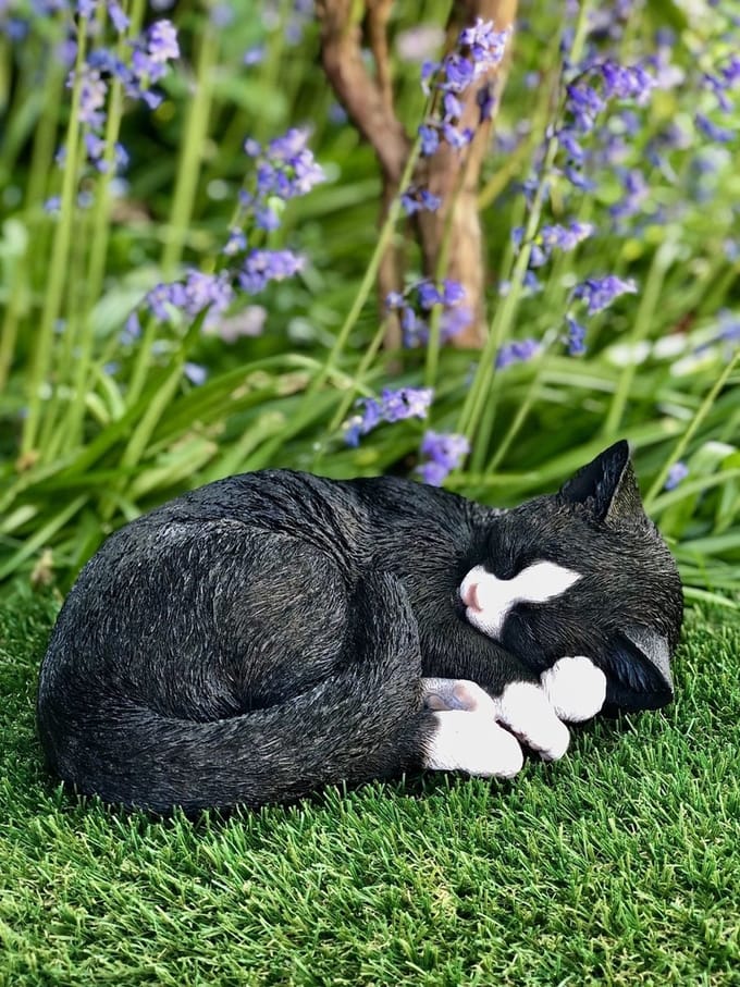 Slapende kat zwart en wit 10 cm hoog - poes - polyester - polystone - beeld - tuinbeeld - HotAnt