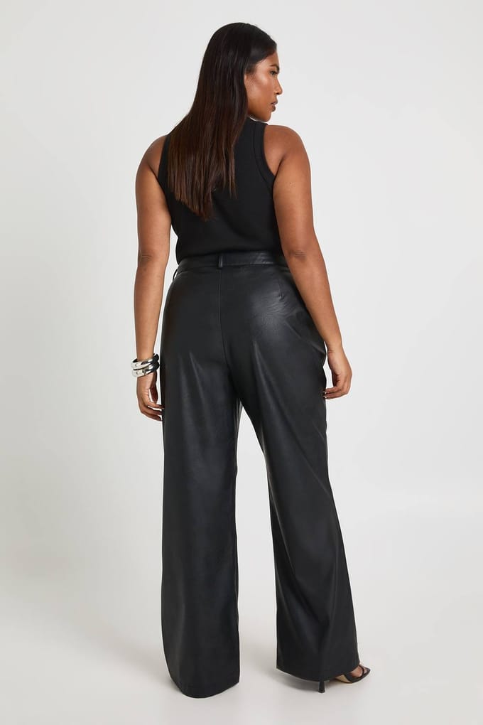 boohoo Dames Plus Kunstleren Flared Broek | Black | Maat: 28