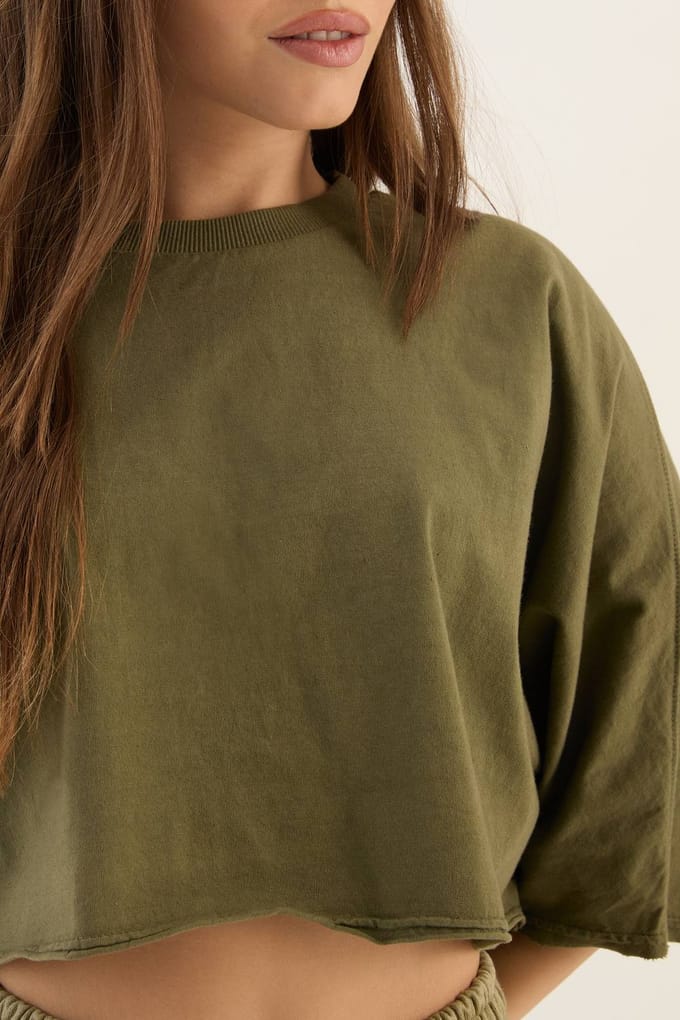 Dames Dsgn Studio Zwaar Gewassen Oversized Korte Mouw Crop T-shirt | Olijf | Maat: XL