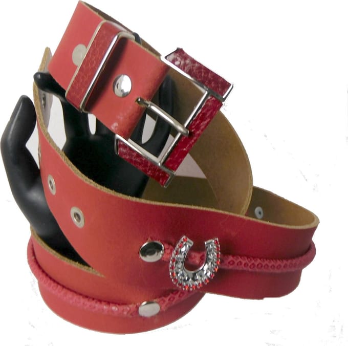 Exclusieve rode leren riem -met hoefijzers en speciale gesp - lang 110 cm - breed 4 cm