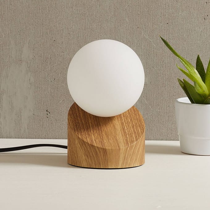 Nowa LED tafellamp Alisa met voet in houten optiek