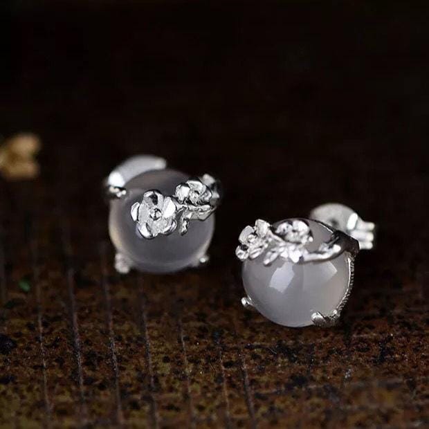 Nouveaux Boucles d'Oreilles Originales Incrustées de Calcédoine Blanche Clair de Lune Fleur de Prunier Pour les Anniversaires d'Amis gray