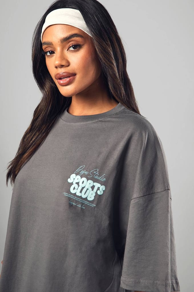 Dames Dsgn Studio Sports Bubble Slogan Oversized T-shirt | Houtskool | Maat: Medium