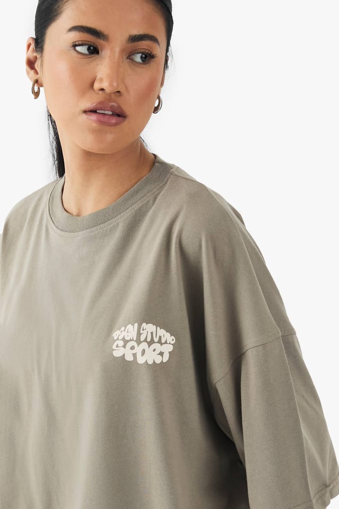 Dames Dsgn Studio Sport Print Oversized T-shirt | Kaki | Maat: 34