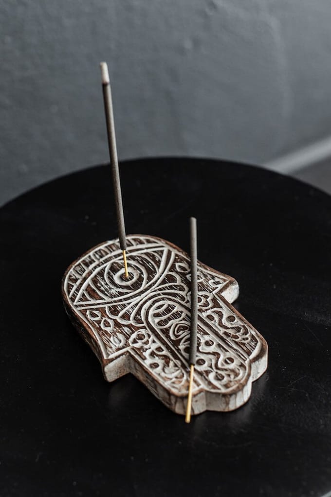 Monnarita - Teakhouten Wierookhouder - Handvorm - Handgemaakt - Boho Decor