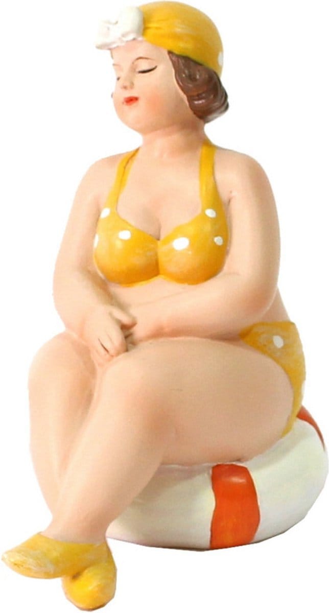Home decoratie beeldje dikke dame - zittend - geel badpak - 11 cm