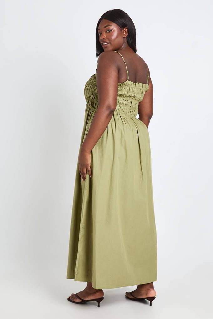 boohoo Dames Plus Katoenen Popeline Gesmockte Bandjes Maxi Jurk | Licht Kaki | Maat: 44