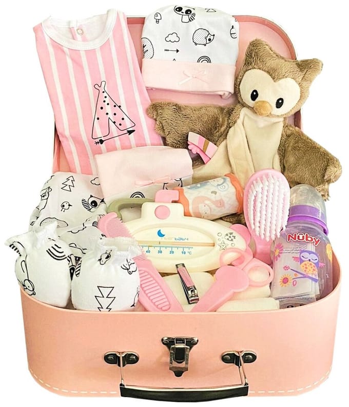 Koffertje gevuld met baby artikelen - roze - 30cm