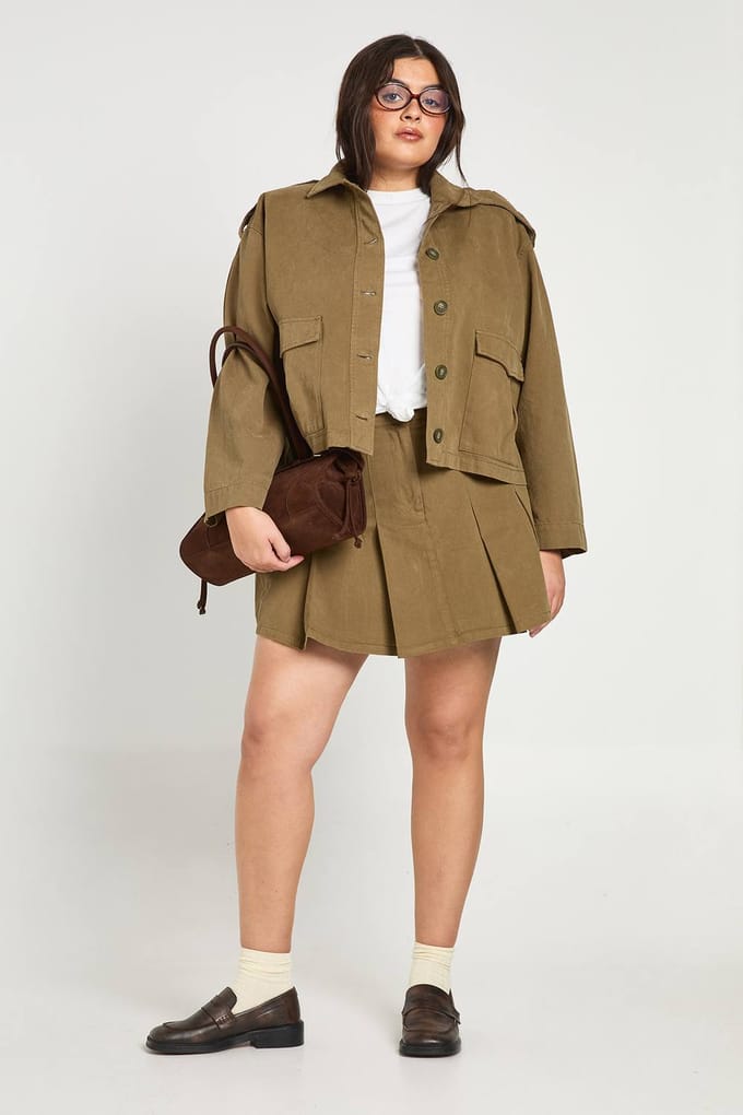 boohoo Dames Plus Funnel Neck Twill Utility Shacket | Kaki | Maat: 44