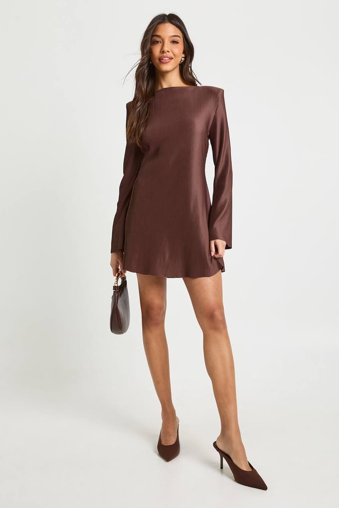 boohoo Dames Plisse mini-jurk met uitlopende mouwen | Chocolate | Maat: 6