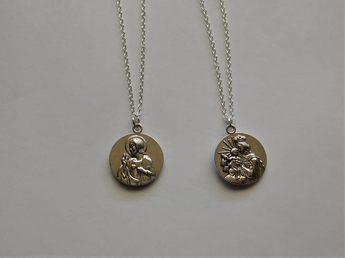 Ketting met hanger Jezus en Maria zilver plated verzilverd.