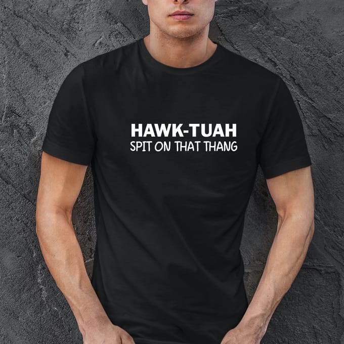 Heren T-shirt zwart Hawk-Tuah spit on that thang- de hit van deze zomer. Maat M