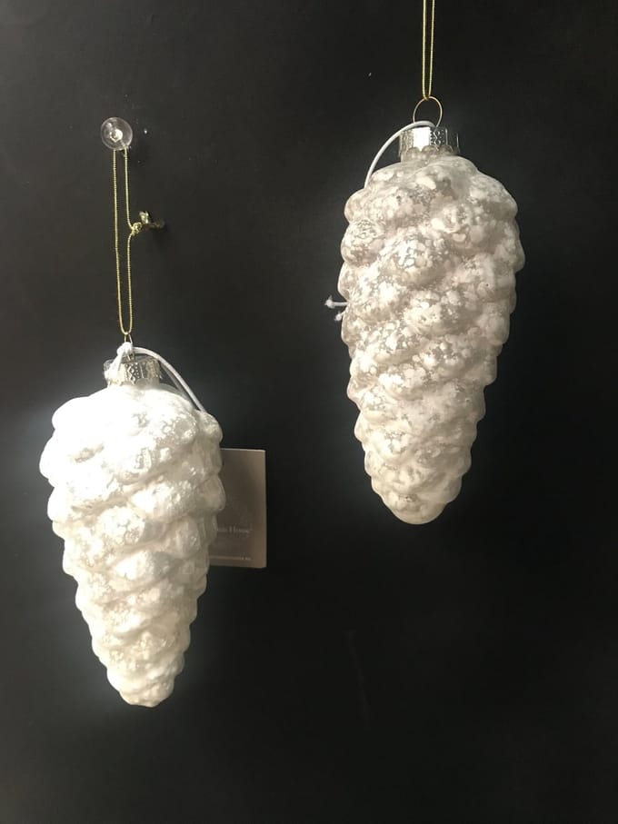 Set van 2 ornamenten in glas besneeuwde dennenappels kerstboomhanger