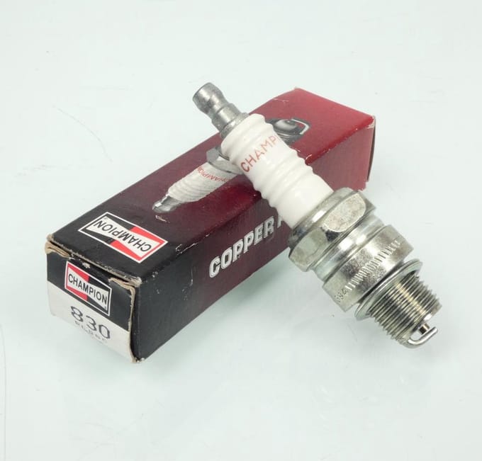 Bougie d'allumage Champion pour Mobylette Honda 50 PK Wallaroo 1994 à 2001 Neuf