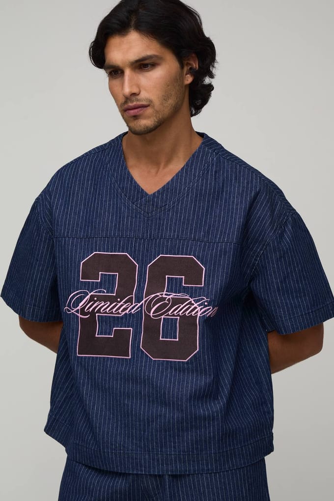 Oversized V-hals Krijtstreep Varsity Denim T-shirt | Navy | Size Small