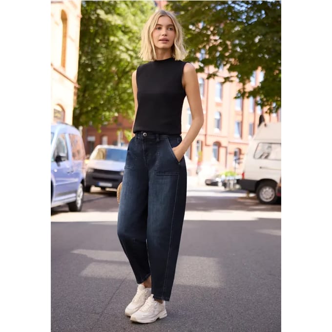 High Waist Barrel Leg jeans in Loose Fit