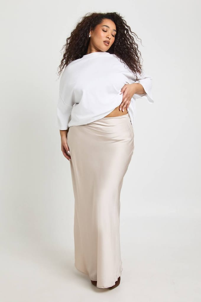 boohoo Dames Plus Satijn Asymmetrische Maxi Rok | Champagne | Maat: 16