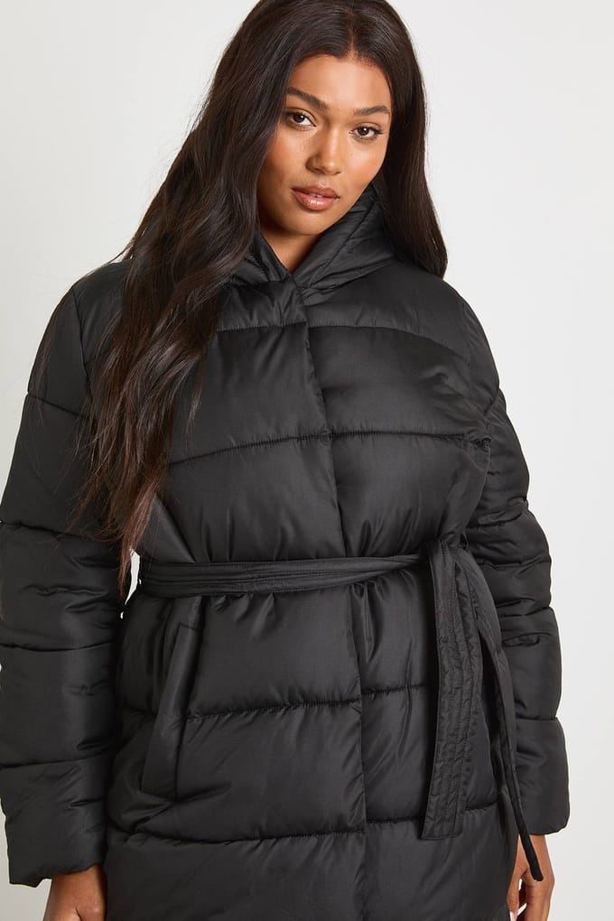 boohoo Dames Plus Pufferjas met ceintuur en lange snit | Black | Maat: 16